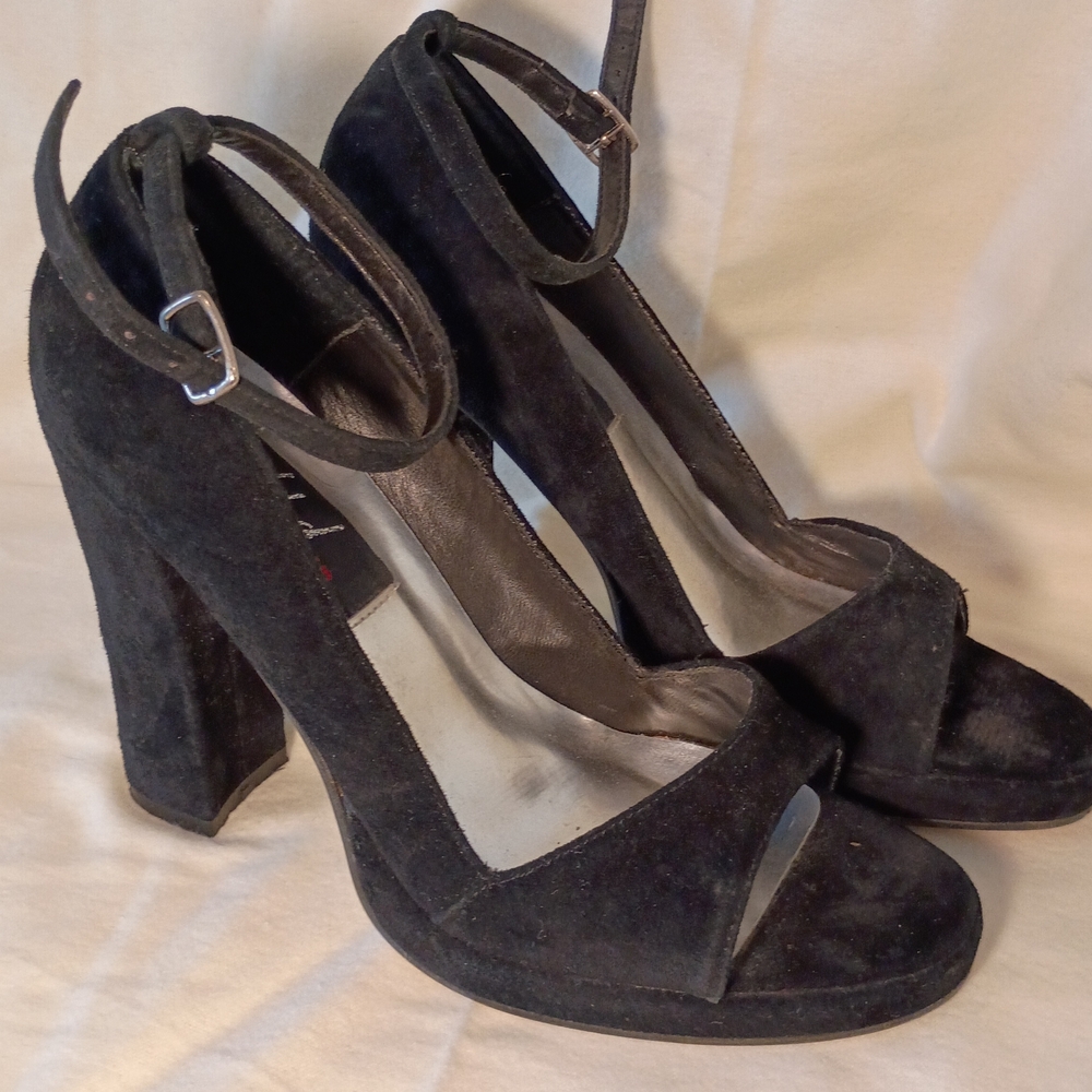 Velvet Heels - Picture 2 of 5